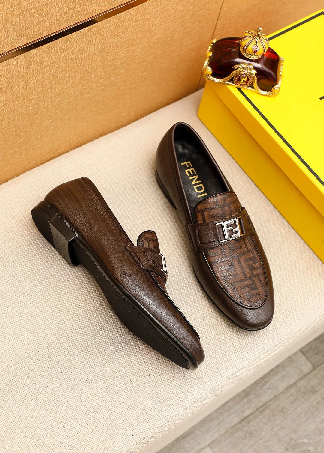 Men's shoes 💰442 💐 Product trademark: FENDI [Fendi] casual leather shoes Regular size: 38-44 (45🉑️customized) Product materials: Selected imported first-layer pebbled cowhide laser upper + luxury hardware buckle, imported cowhide leather lining. Strong three-dimensional visual effect, rubber outsole Color: 1⃣️color optional